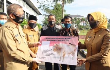 PENYERAHAN BANTUAN KEMASYARAKATAN PRESIDEN RI MELALUI GUBERNUR KALBAR KE BUPATI MEMPAWAH