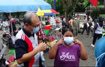 Mengantisipasi Penyebaran Covid-19 Baru, Gugus Tugas Kalbar Bagikan Masker Gratis ke Pasar
